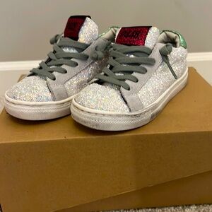 P448 size 27 (equivalent to US 10.5 Toddler). White Glitter.